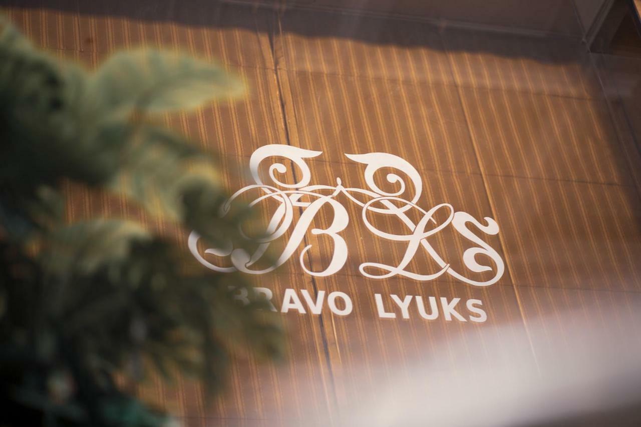 Bravolyuks Hotel Ургенч Екстер'єр фото